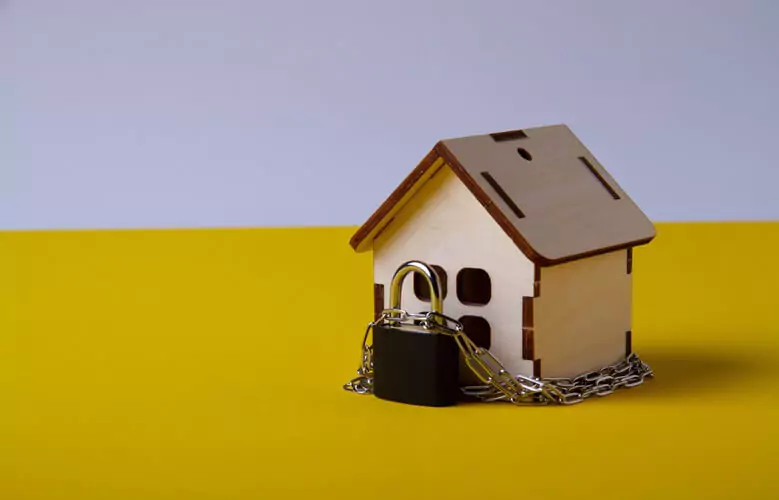 Casa presa com corrente e cadeado