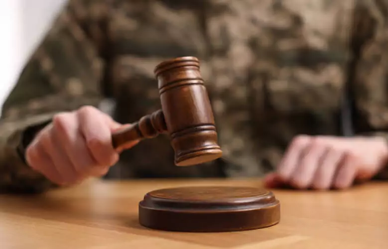Juiz militar batendo malhete