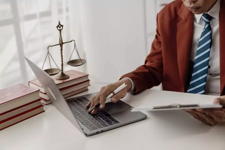 Homem analisando documento em prancheta